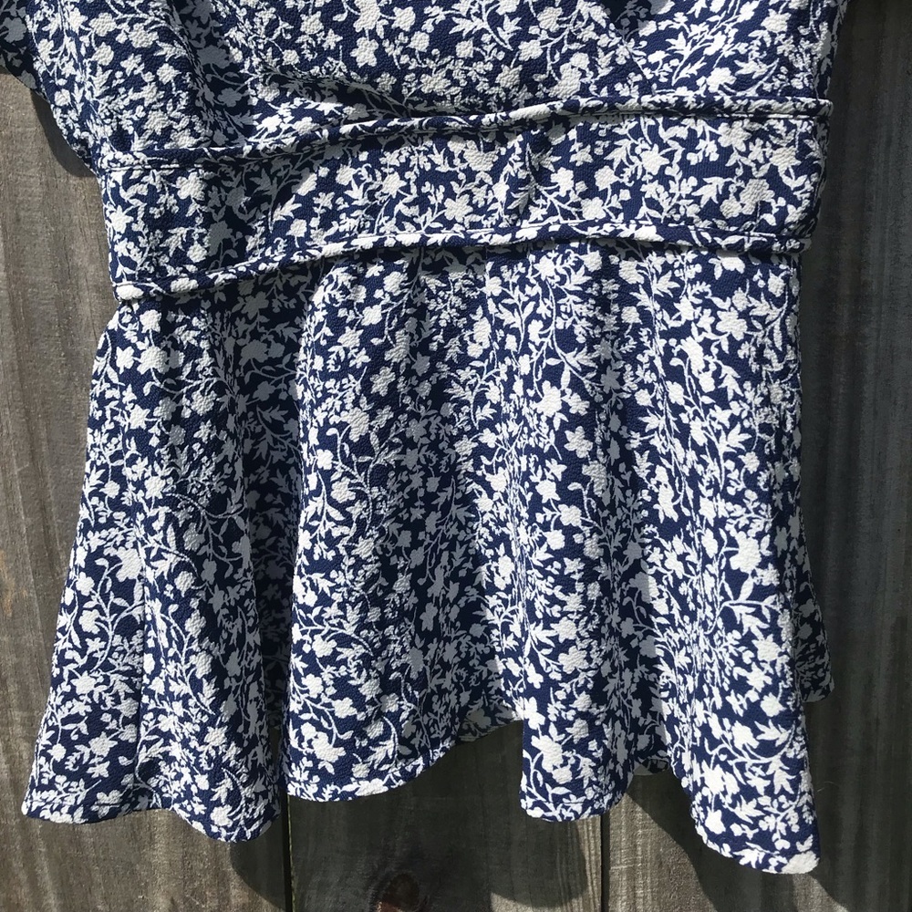 Monteau Los Angeles Floral Navy Blue Women's Top - Picture 2 of 9